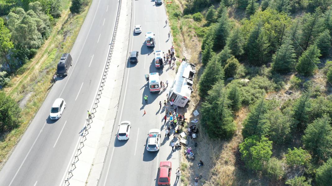 Kütahya’da yolcu otobüsü devrildi! Yaralılar var… 11